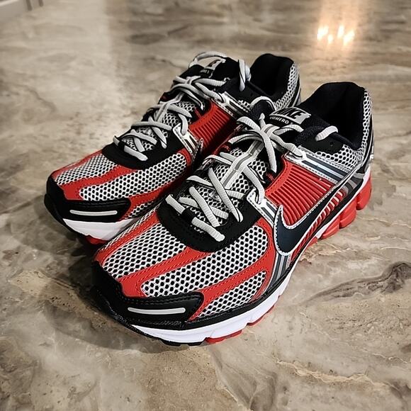 Nike Zoom Vomero 5 Men's Size 9.5 Metallic Silver/Black HV0926-095 - Picture 5 of 8